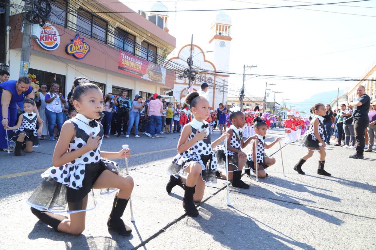 Durante los desfiles, se pueden ver una variedad de atuendos tradicionales y trajes típicos de Honduras. Estos reflejan la diversidad cultural del país y son una fuente de orgullo para los participantes.