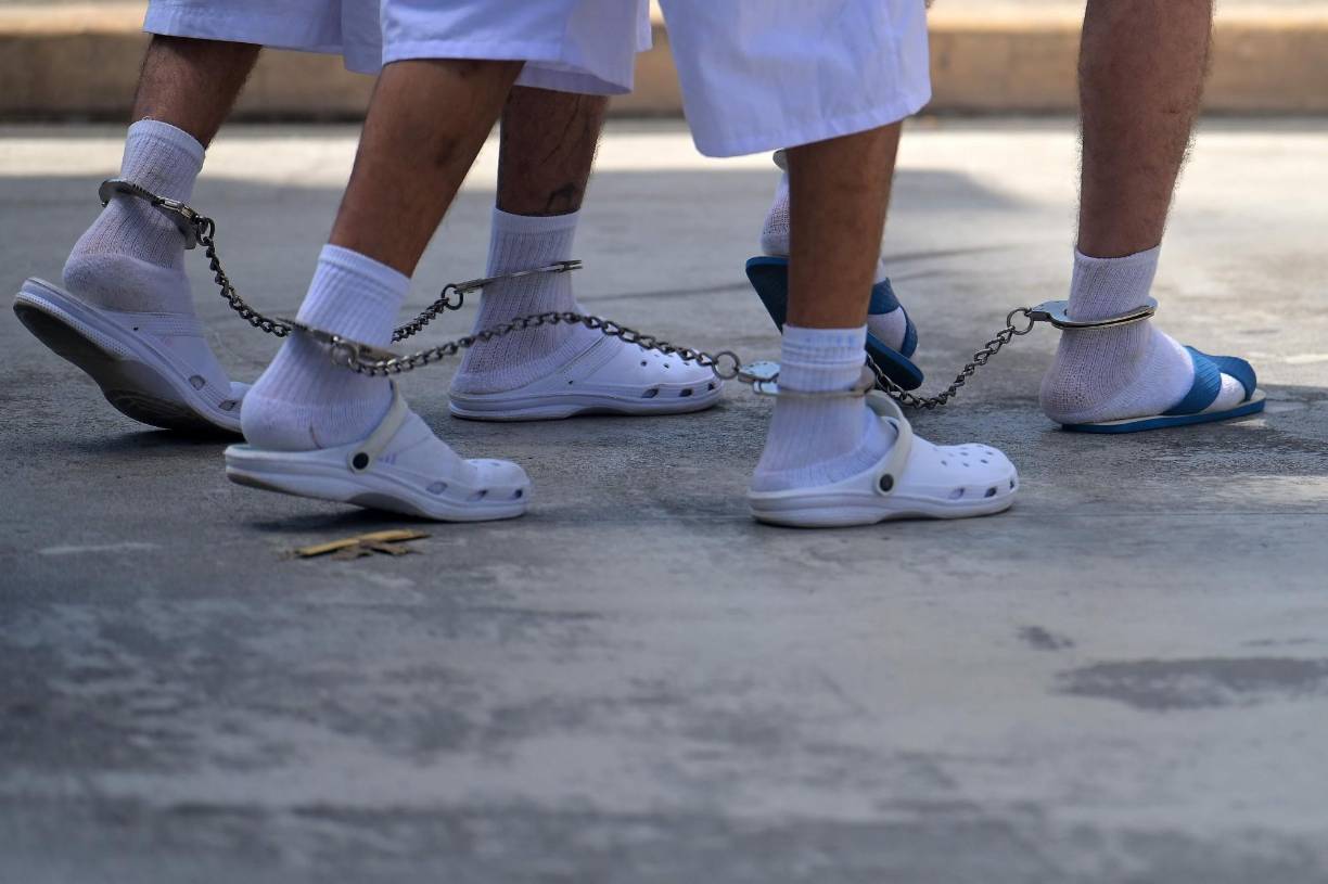  El Legislativo también adoptará medidas para el bloqueo de las comunicaciones en los centros penitenciarios y reformará el Código Penal “para endurecer las penas por la comisión de delitos contra la vida y la integridad física de los operadores del sistema de seguridad y justicia: policías, militares, jueces y fiscales”.