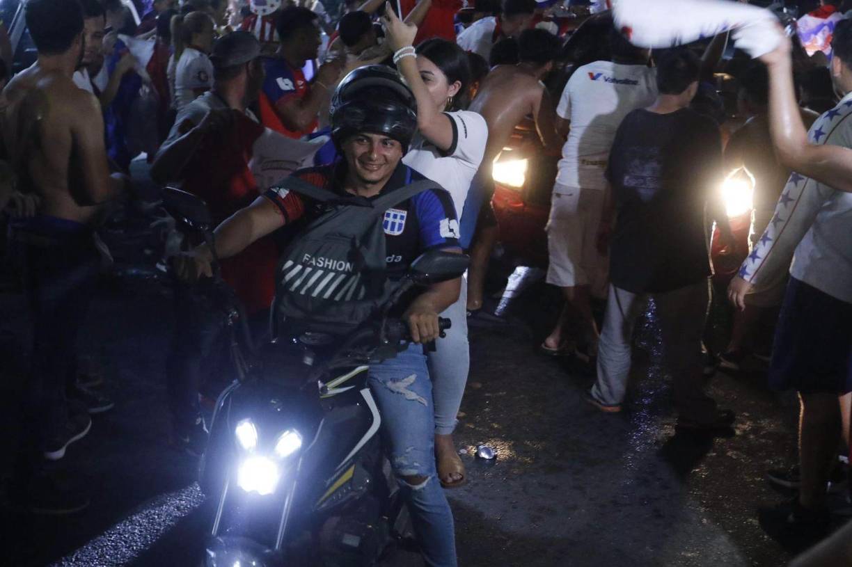 ¡Es una fiesta! Euforia en San Pedro Sula por el título de Olimpia