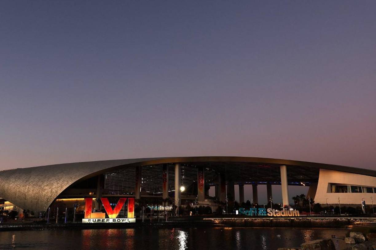 Se encuentra a menos de siete kilómetros del aeropuerto de Los Ángeles y, debido a las restricciones del área, su construcción se realizó por debajo del suelo en tres cuartas partes de su totalidad.