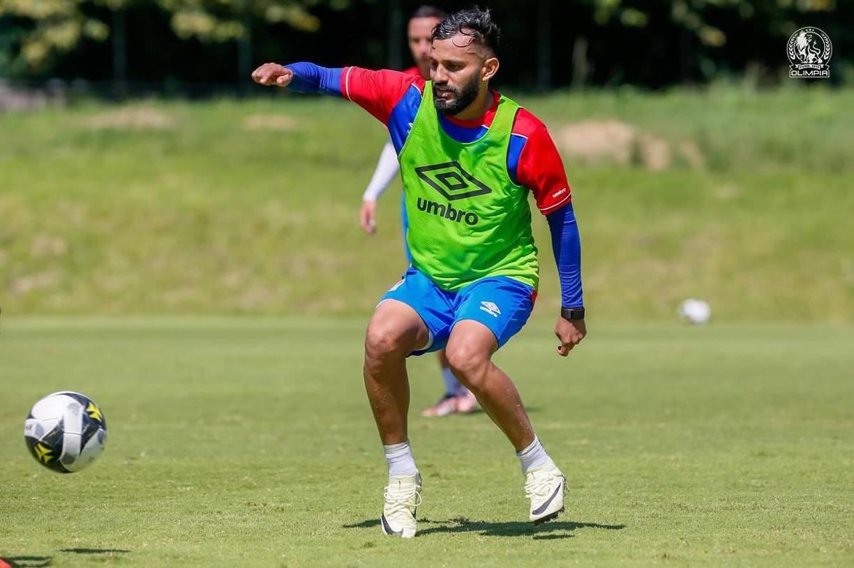 Jorge Álvarez es su fiel acompañante en el centro del campo del Rey de Copas.
