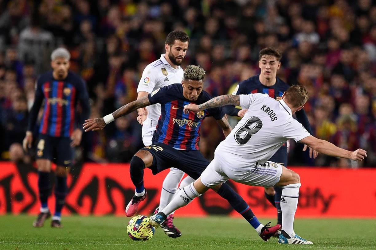 Raphinha superando la marca de Toni Kroos.