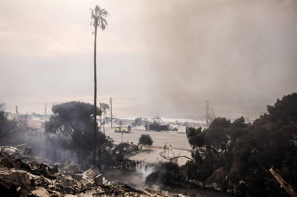 En rueda de prensa, el alguacil del condado de Los Ángeles, Robert Luna, informó hoy que al menos 16 personas están desaparecidas a causa de los incendios, y no descartó que esta cifra aumente en el futuro.