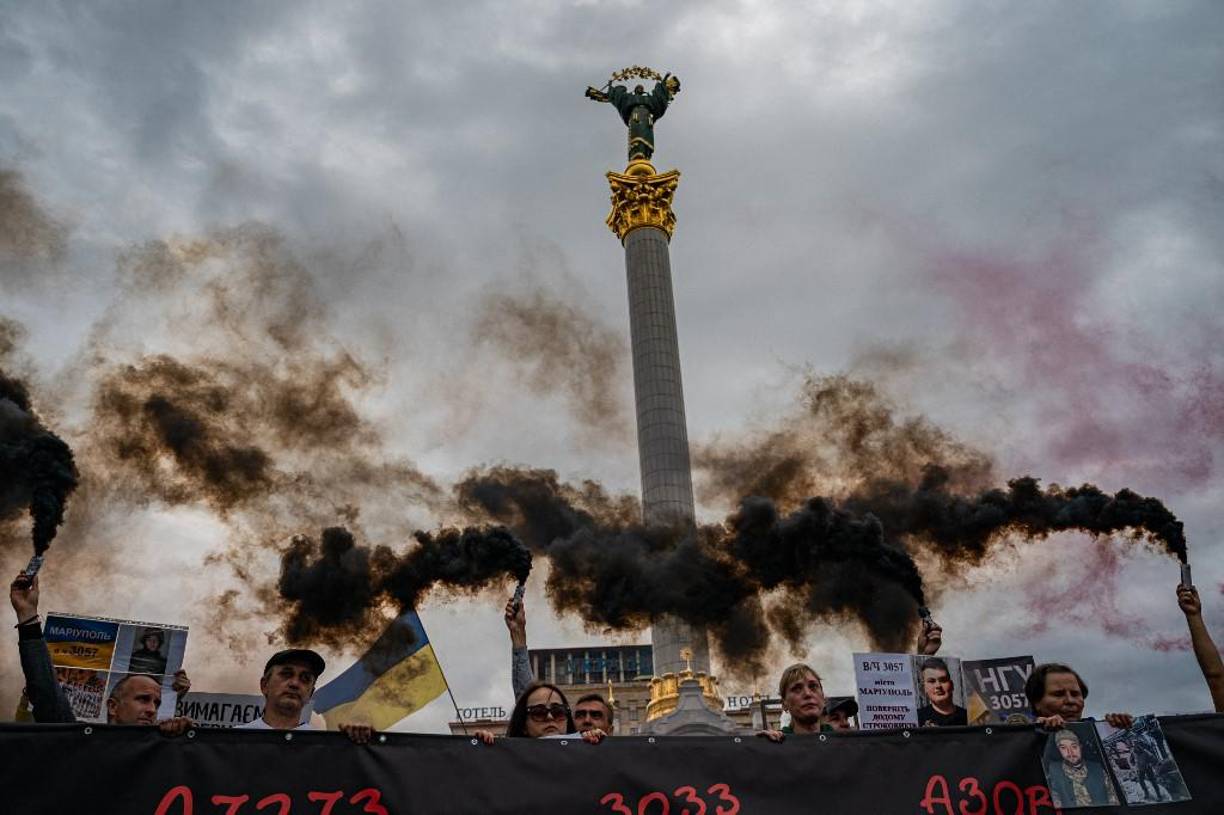 Familiares de prisioneros ucranianos involucrados en la batalla de la planta siderúrgica Azovstal en Mariupol asisten a una manifestación exigiendo acelerar su liberación con Rusia, en el centro de Kiev, en medio de la invasión militar rusa de Ucrania.
