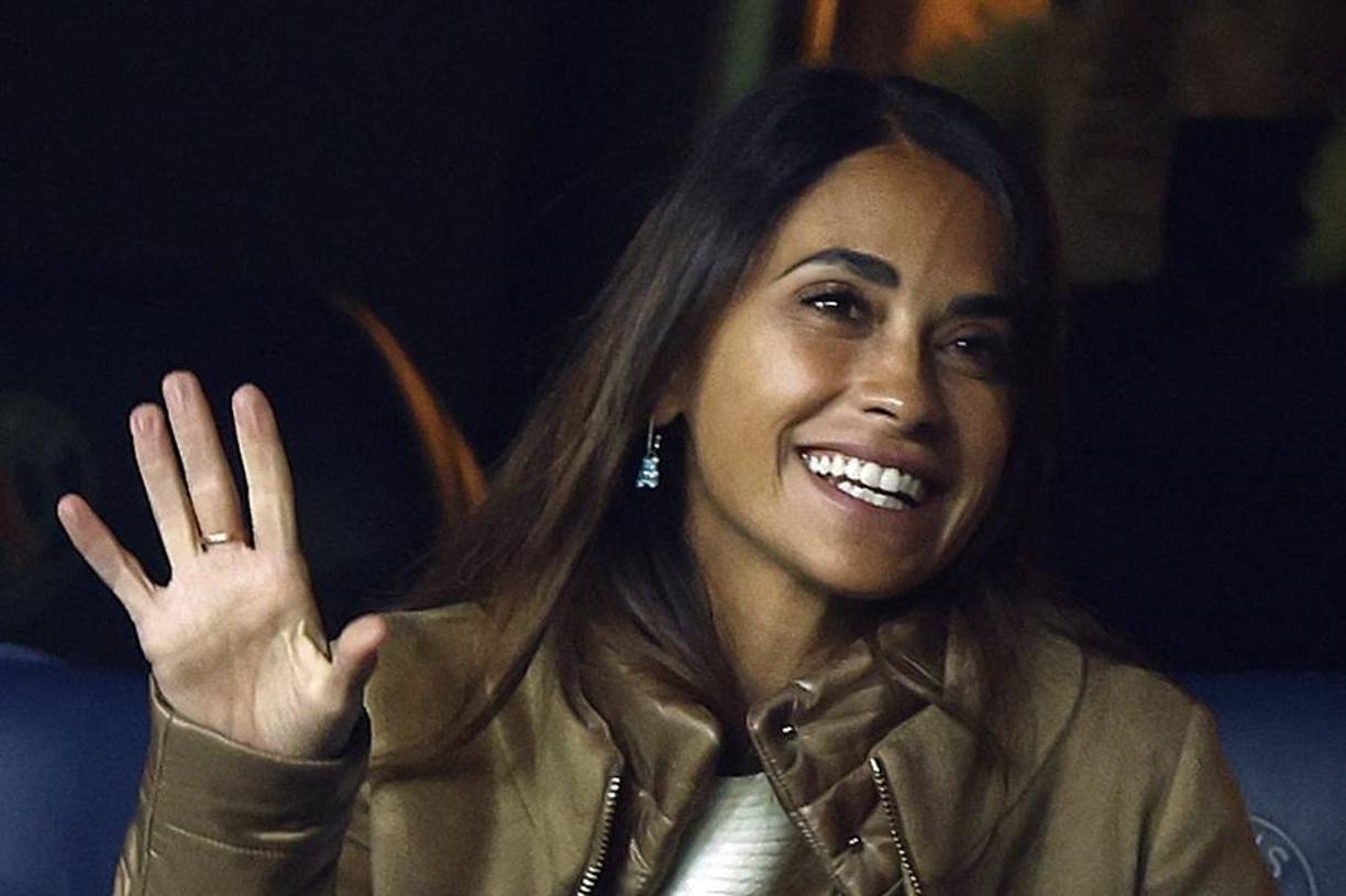 Antonela Roccuzzo estuvo en las graderías acompañando a la Pulga en su regreso a los terrenos de juego.