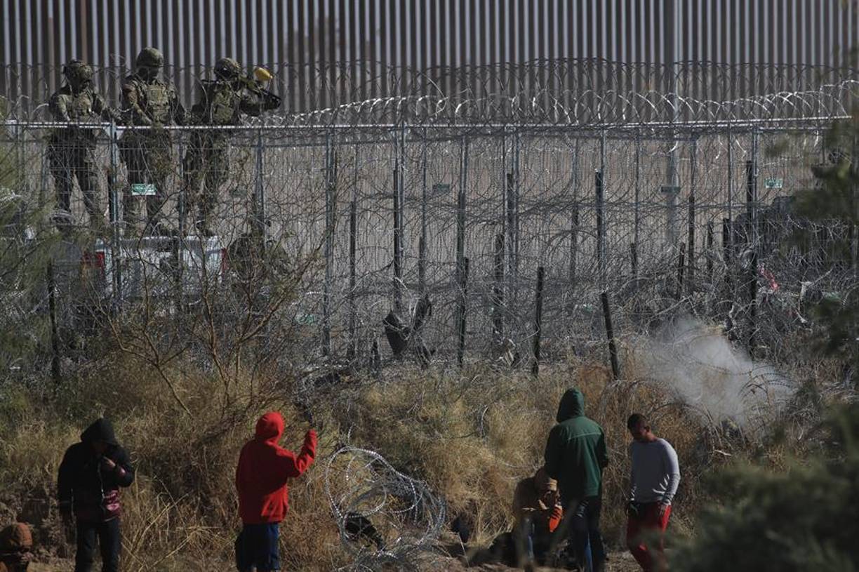 Las autoridades estadounidenses justificaron su actuación al señalar que los migrantes no atacaban las órdenes de detener su marcha rumbo al muro fronterizo.