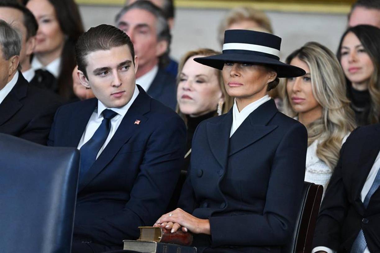 Melania, que hace años describió a Barron como un “Pequeño Donald”, dijo también que durante su crianza lo animó a ser “él mismo” y decidir “sus propios síes y noes”.