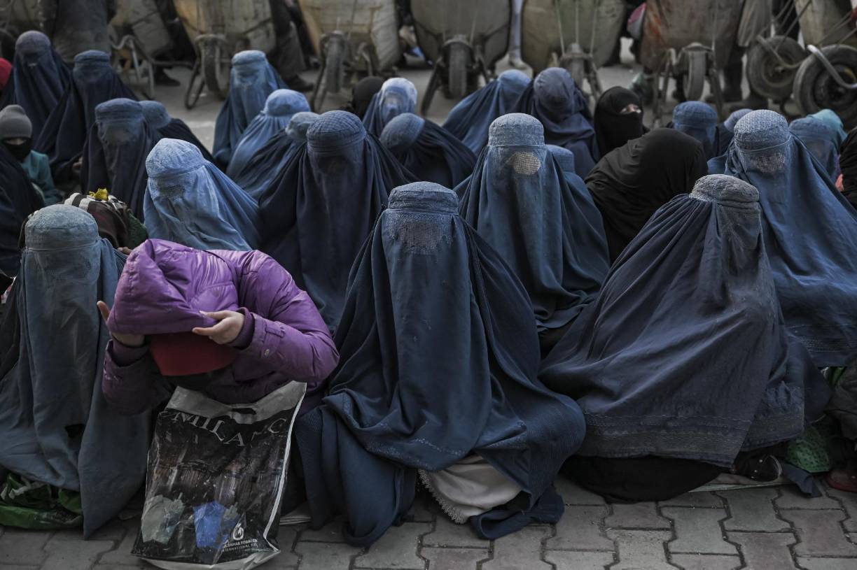 La ONU llamó este miércoles a los talibanes a poner fin “inmediatamente” a las “restricciones draconianas” que imponen a las mujeres en <b>Afganistán</b>, que calificó como el “país más represivo” del mundo en este campo, en un mensaje en el Día Internacional de la Mujer.