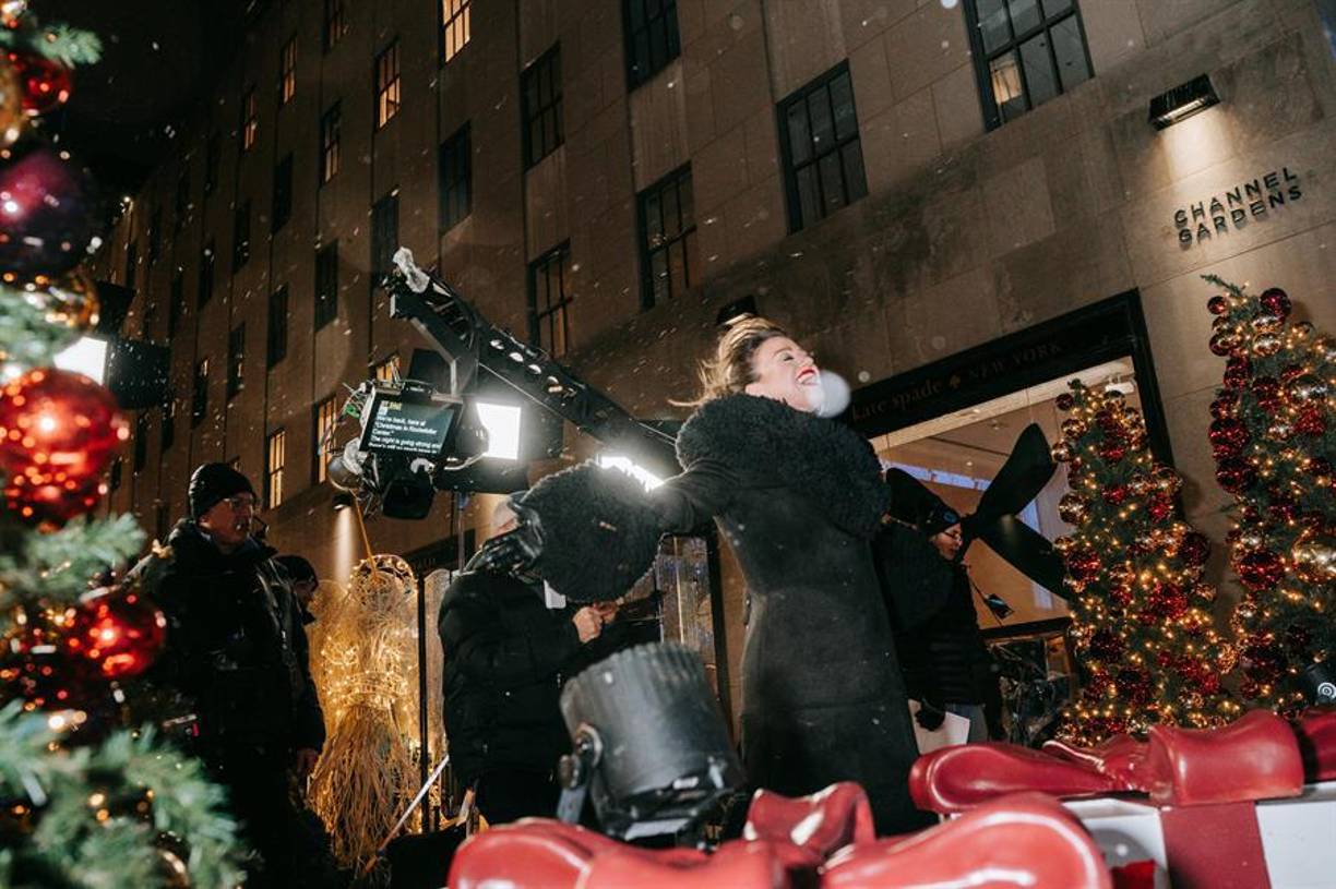 Mientras tanto, dentro del Rockefeller Center la gente se arremolinaba alrededor de un escenario que albergó el espectáculo previo al alumbrado y que este año presentó la cantante Kelly Clarkson.