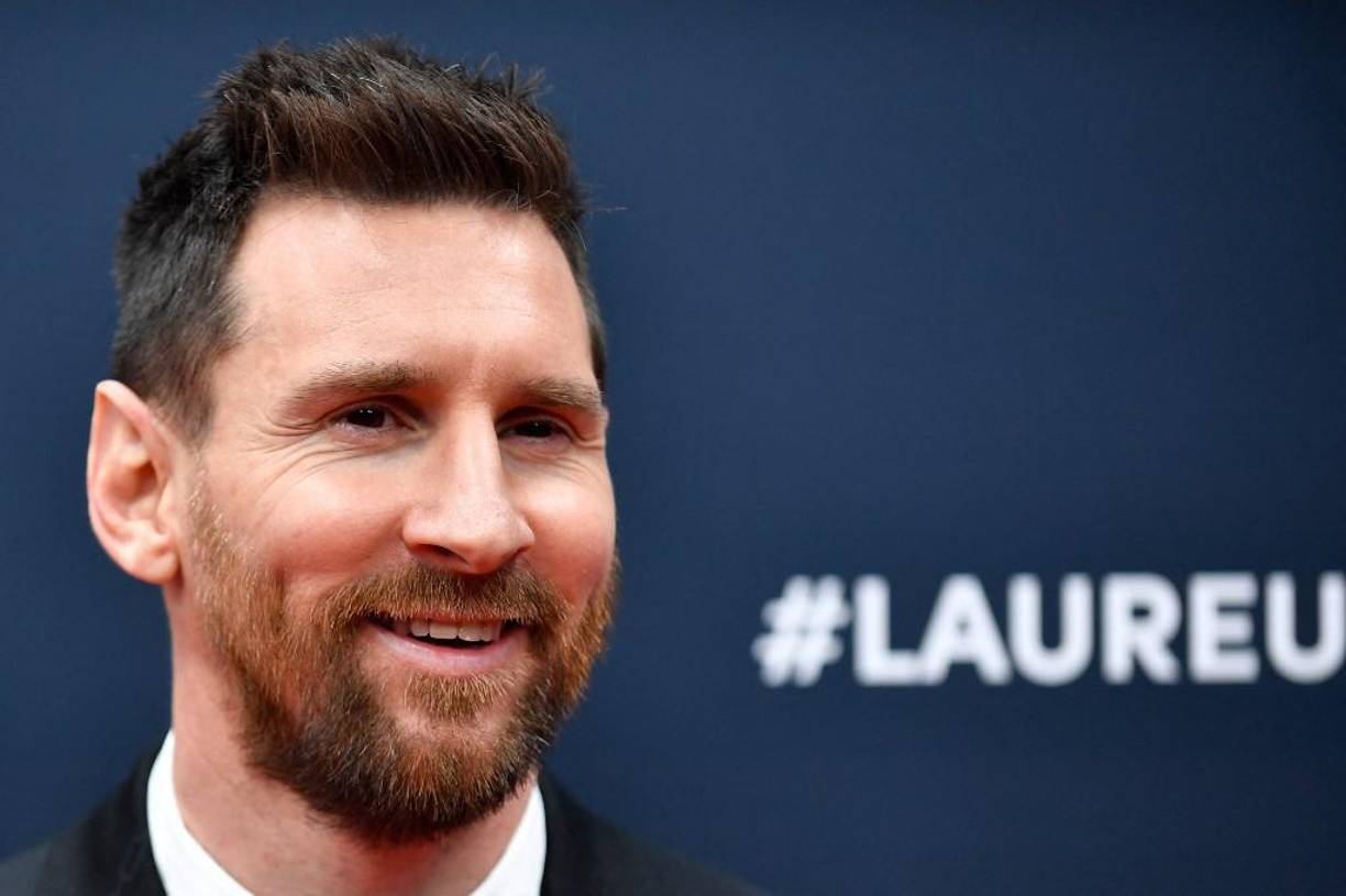 Varios medios evocaron estos últimos días una oferta desorbitante del club rival Al-Hilal, valorada en 400 millones de euros (hacia 440 millones de dólares) al año para convencer a Messi y recrear la mítica rivalidad con Cristiano Ronaldo cuando ambos jugadores militaban en la Liga española.