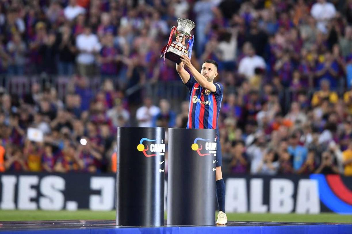 Jordi Alba alzando el título de Liga conquistando.
