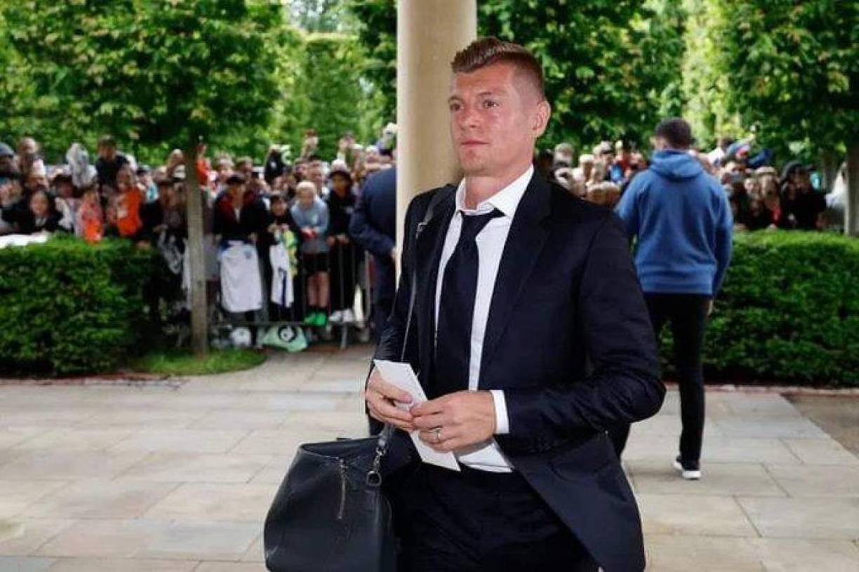 Unos aficionados que gritaron mucho el nombre de los jugadores del Real Madrid buscando una foto un autógrafo.