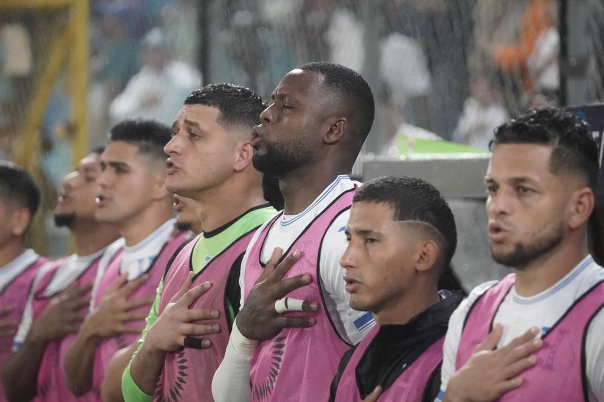 Yustin Arboleda cantó como un catracho más el himno nacional de Honduras.