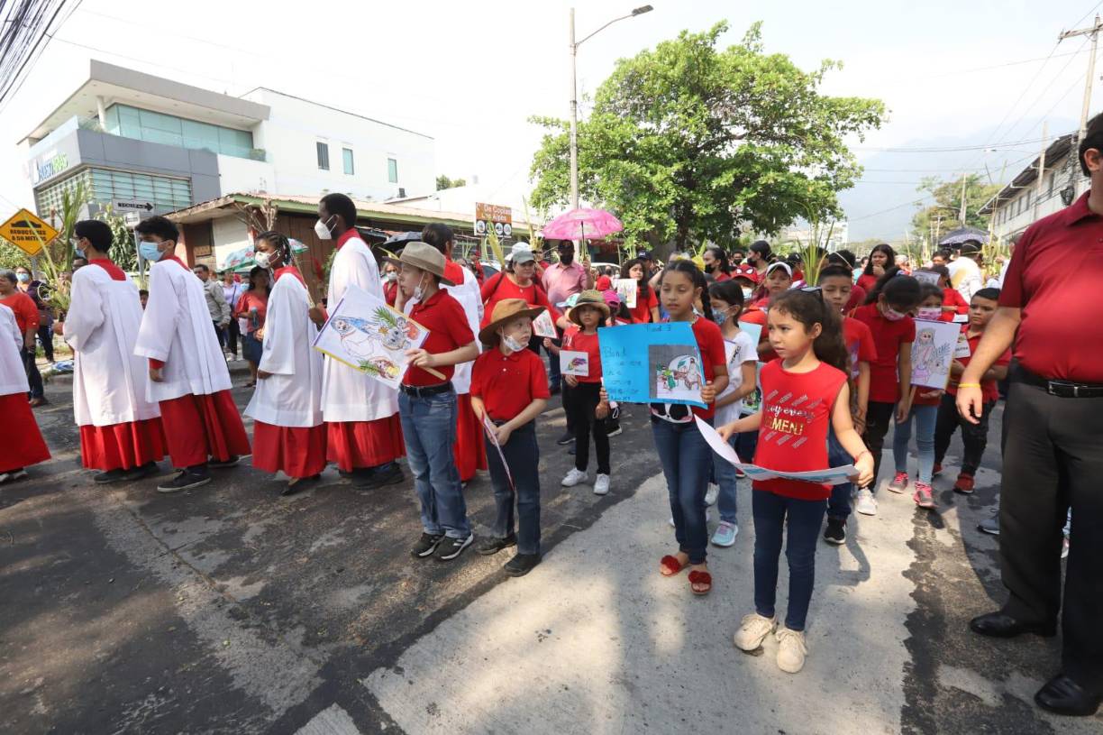 En la catedral de San Pedro Sula se celebró la primer misa de la Semana Santa 2023.