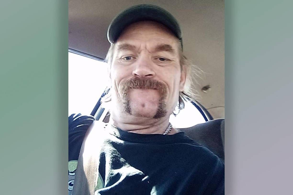 La mujer ha mantenido su inocencia y ha argumentado en redes sociales que su novio se habría suicidado. Sin embargo, fue detenida y ahora se enfrenta a graves acusaciones. Thea había manifestado su intención de repartir la asombrosa herencia de Riley con su hijo, estimada en 30 millones de dólares, aunque, desde una perspectiva legal, no tenía derecho a acceder a ese dinero al no estar casada con él.