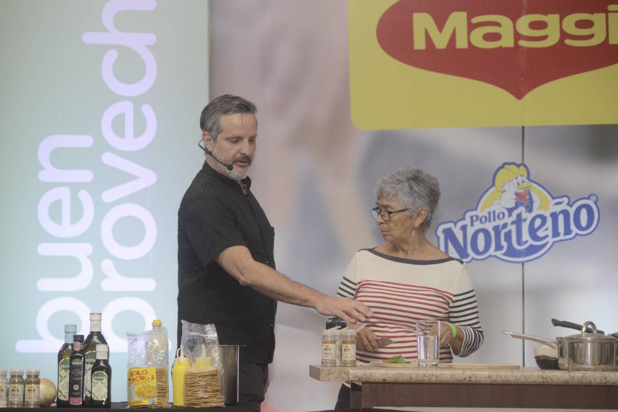 “La cocina no se trata de seguir al pie una receta, ya que estas son una base, pero se puede utilizar ingredientes que tienes en casa o incluir lo que a ti te gusta”, dijo Carlos Leal mientras preparaba el platillo.