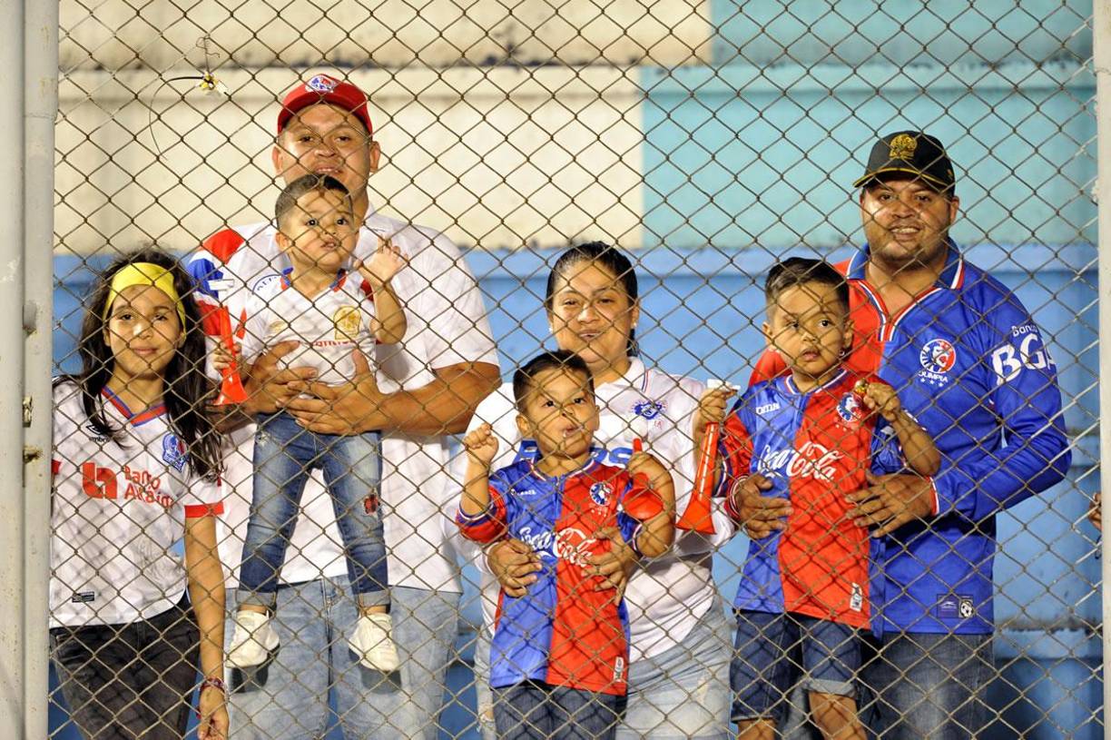 Los niños también fueron testigos de la goleada que le metió el Olimpia al Génesis.