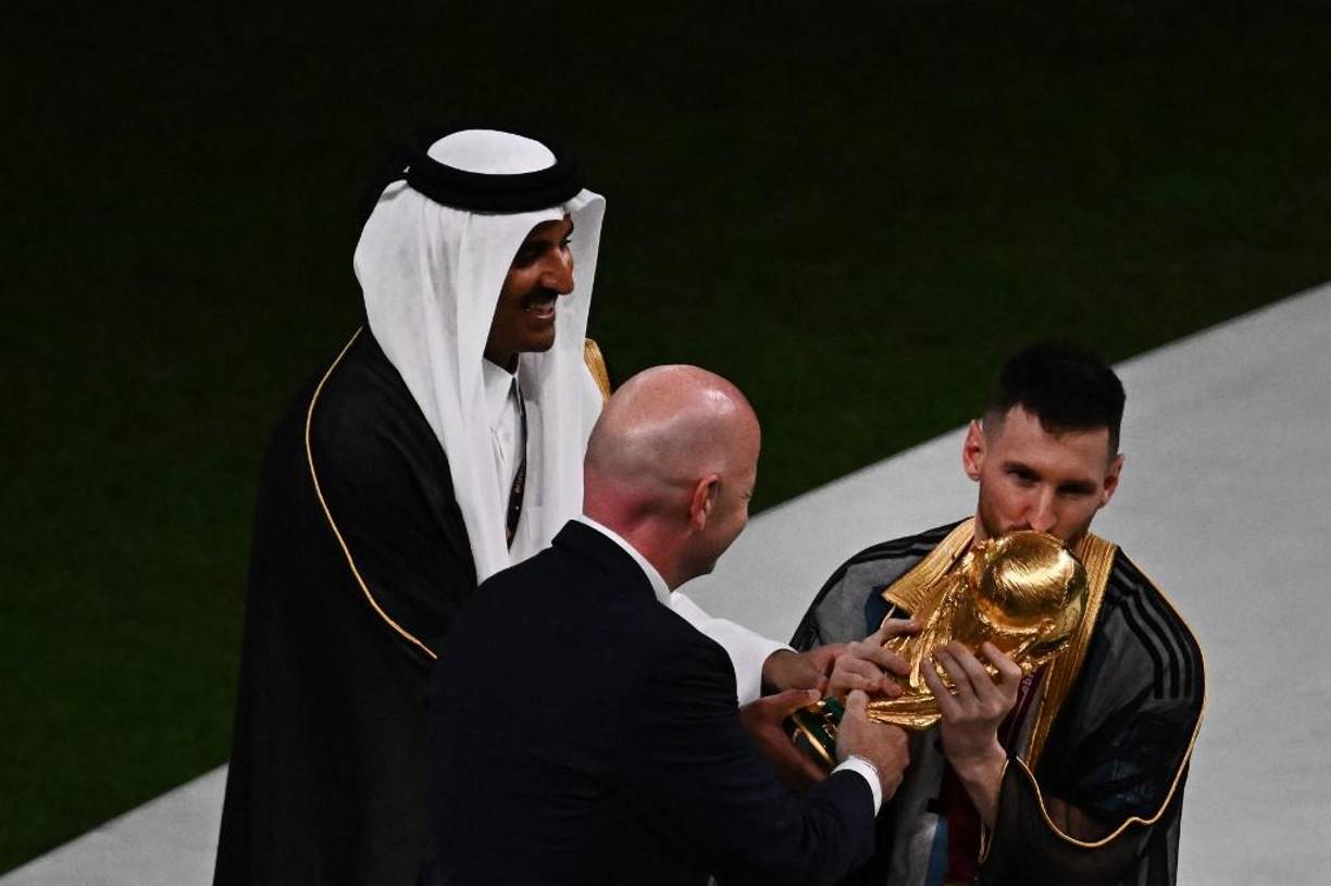 Messi recibió la Copa del Mundo e inmediatamente le dio un beso.