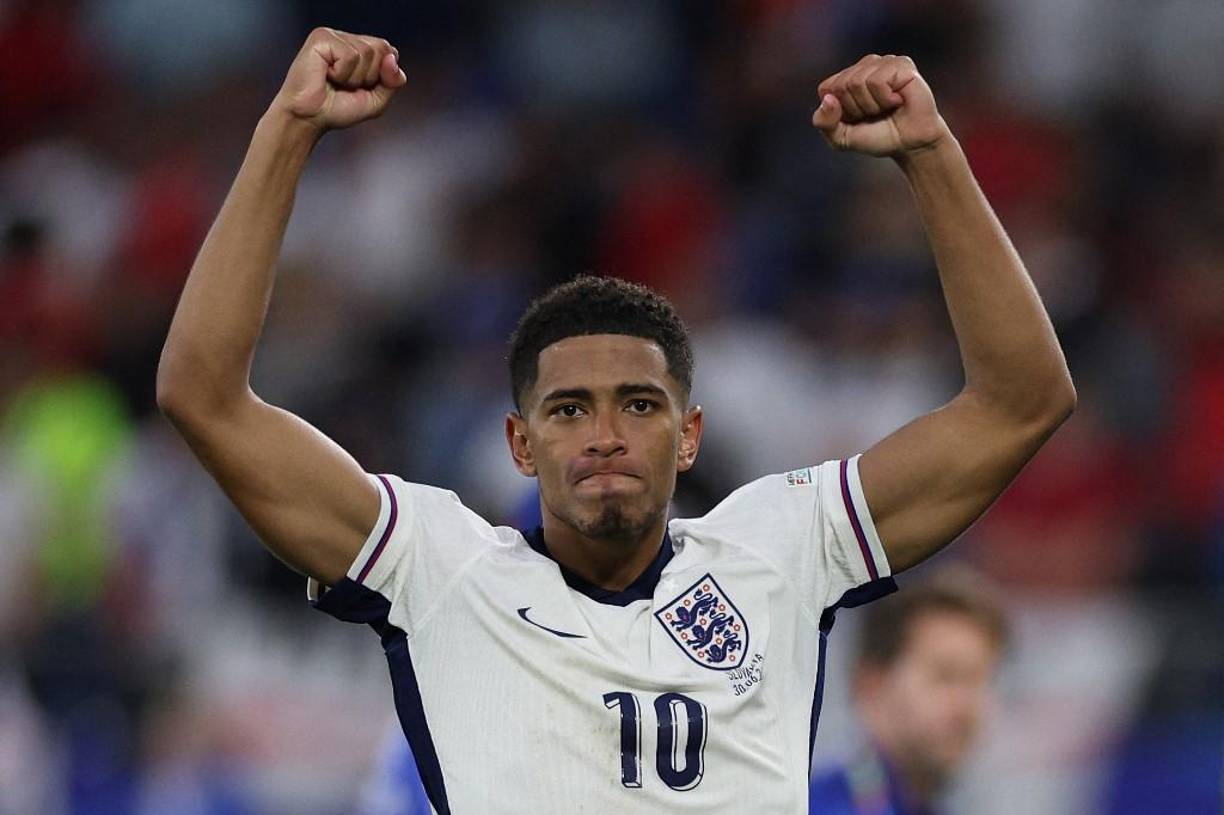 El problema es si el Tribunal de la UEFA considera que Bellingham vulneró el artículo 11 2b, que proclama el “respeto a los principios de conducta ética, lealtad, integridad y espíritu deportivo”. Si es así, podría recibir una sanción que va de una multa a la suspensión efectiva.