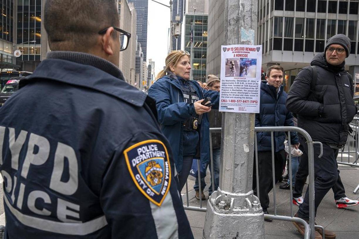 Las autoridades realizan pruebas de huellas dactilares y ADN a una botella con agua y un celular encontrados cerca de la escena del crimen.