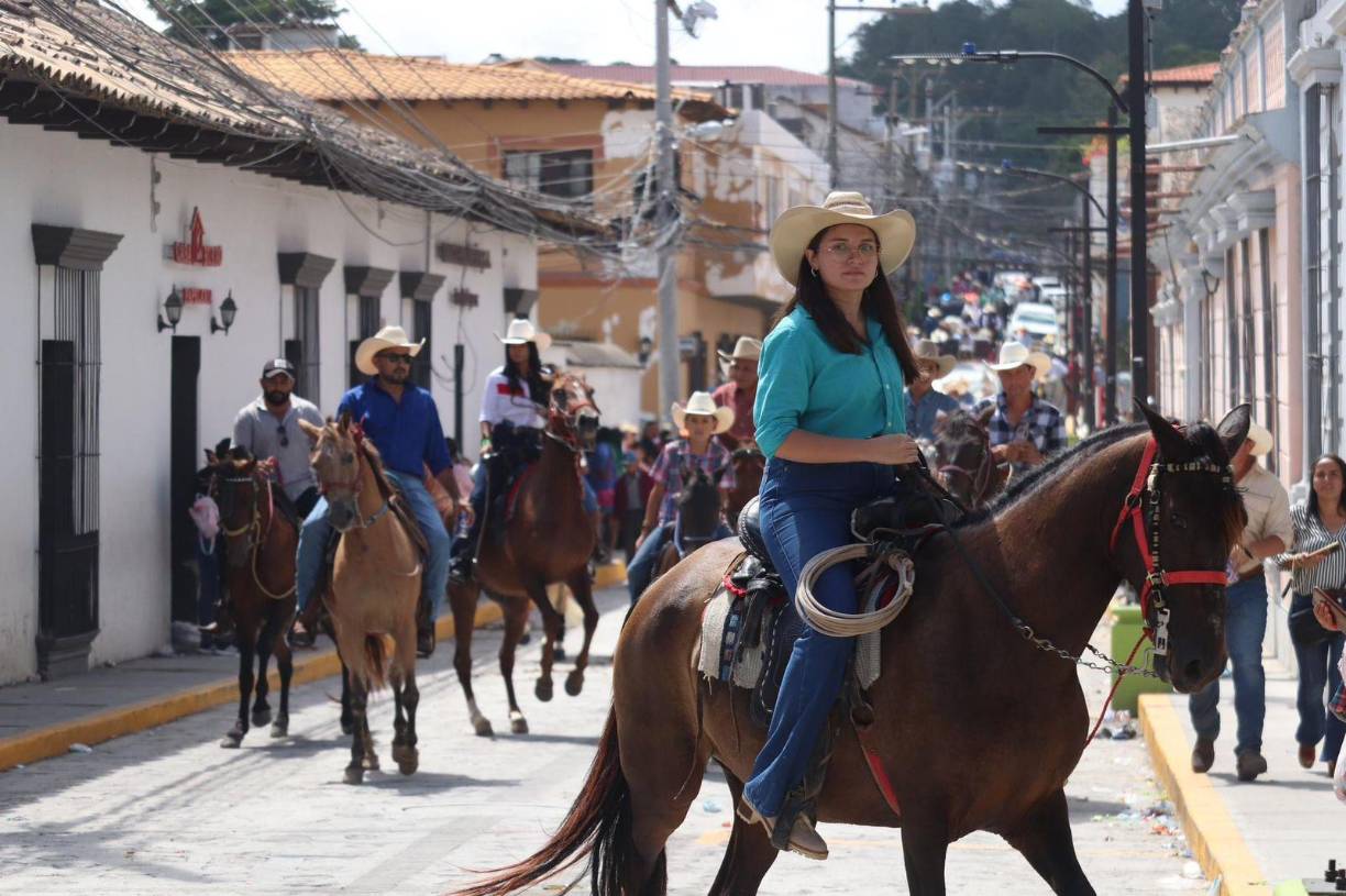 Recorrieron la <b>Calle Real Centenario</b> ante la admiración del público.