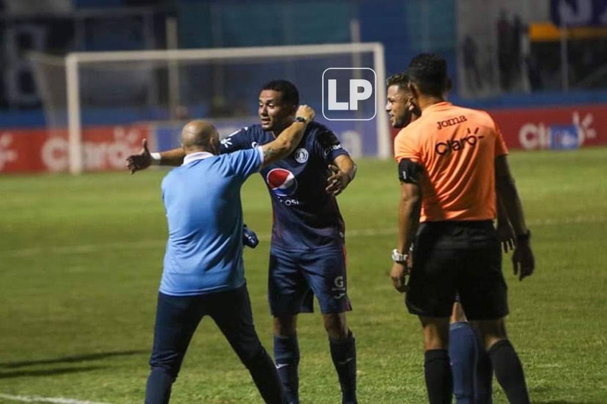 Walter Martínez celebró su gol con Juan Bertani, preparador físico del Motagua y quien le ayudó para volver a jugar al fútbol.