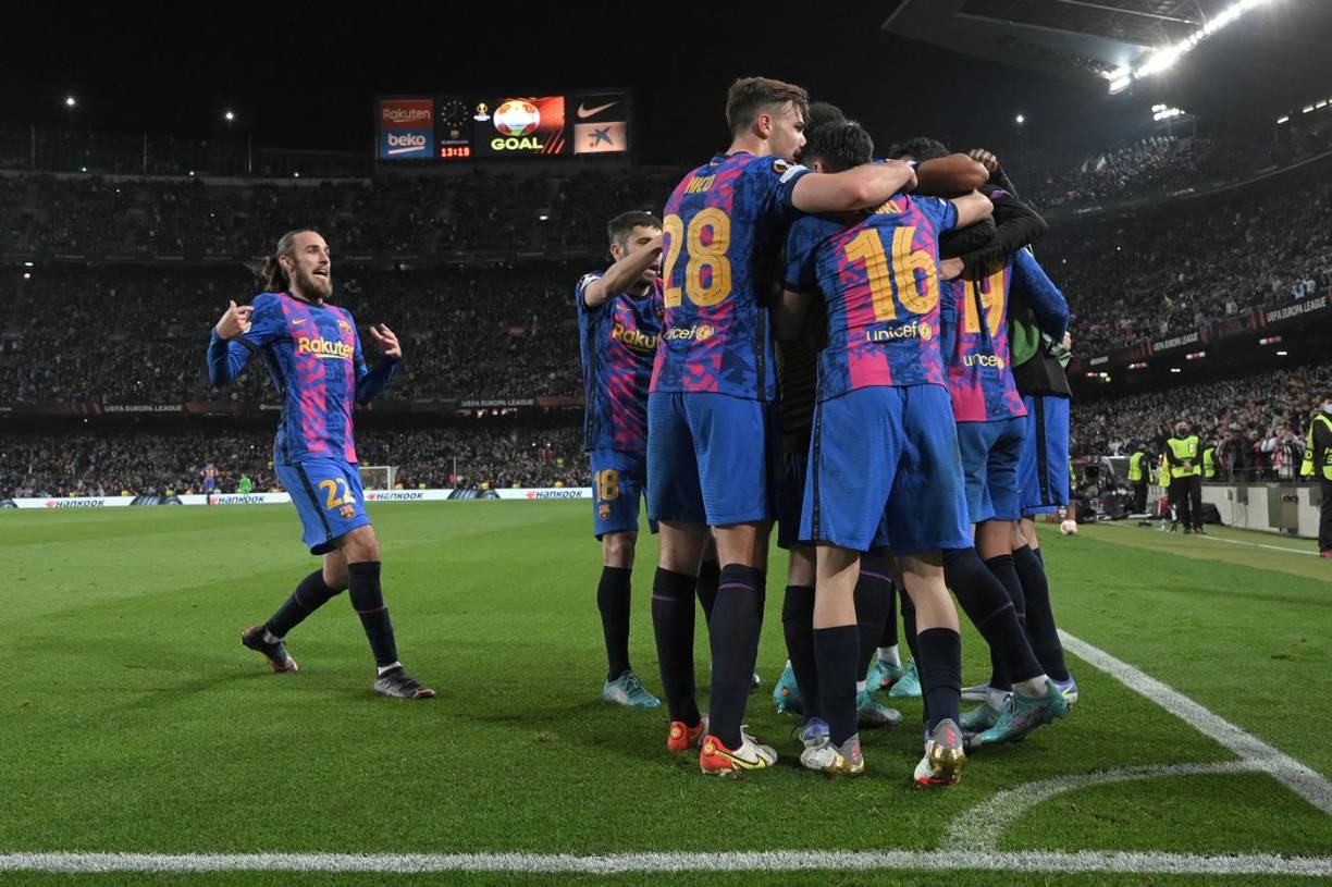 Los jugadores del Barcelona celebrando el gol de Ferran Torres.