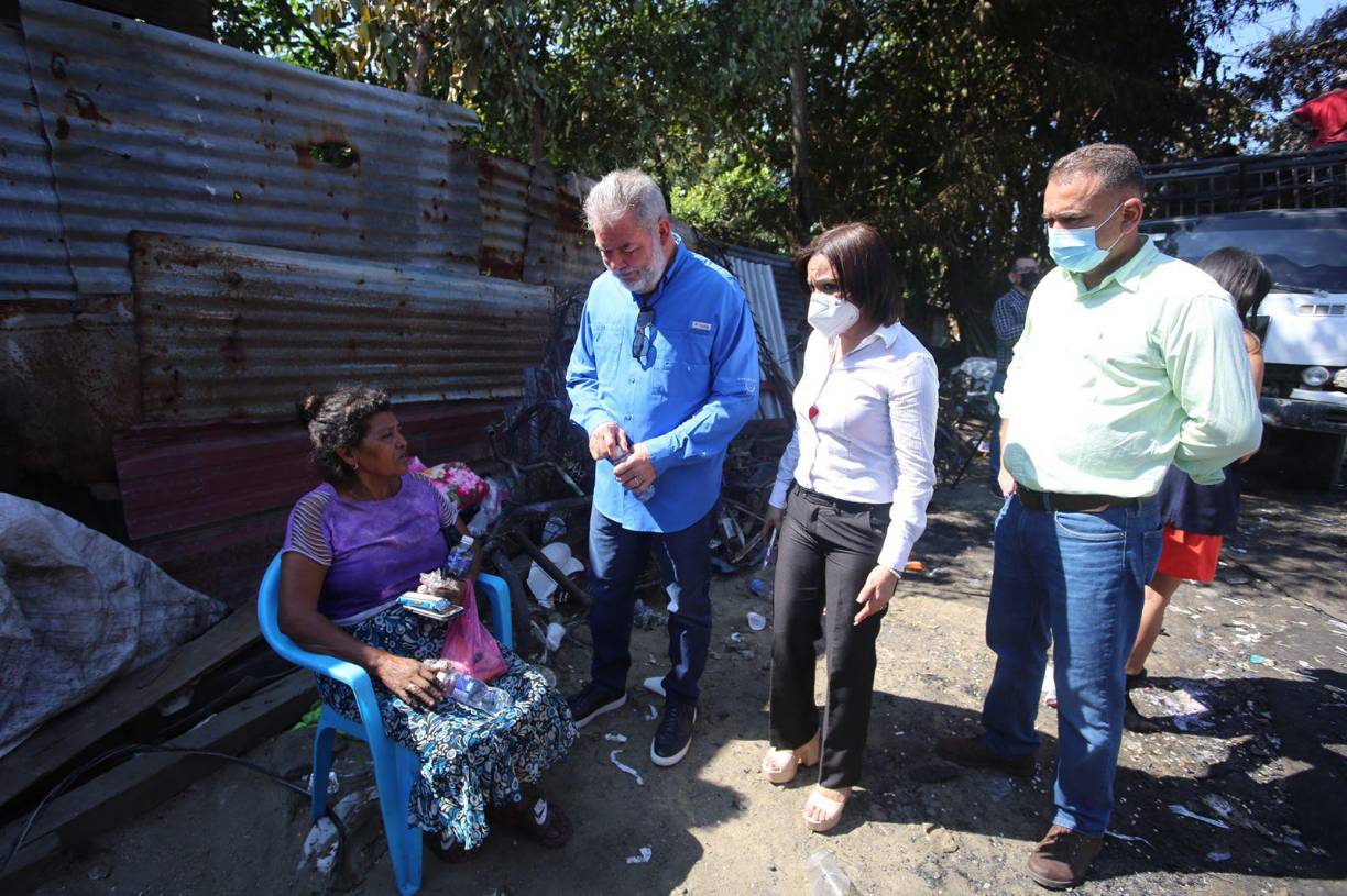 De su lado, María Concepción Pineda, quien perdió todo en el incendio, expresó su agradecimiento. “Nos mandó comida anoche y nos mandaron provisión”, dijo.