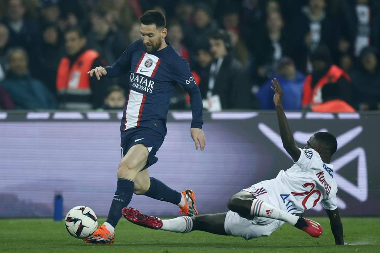 Los medios argentinos también reaccionaron. “Fue recibido con una mezcla de silbidos e indiferencia, una situación que aunque no es nueva, continúa sorprendiendo”, publicó diario Olé.