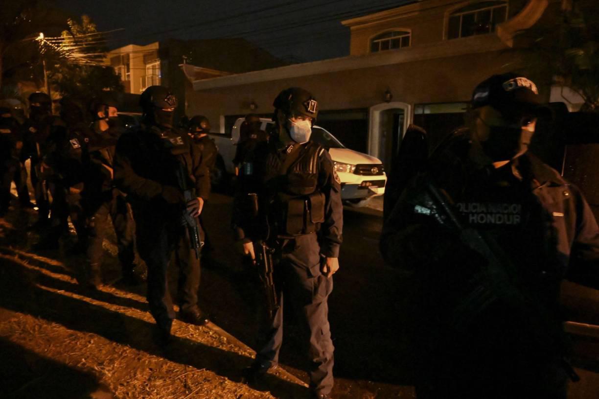 En redes sociales, las imágenes y videos comenzaron a circular, mostrando la presencia militar y policial que rodeaba la casa del expresidente. En algunos reportes se hablaba de un bloqueo total de la zona, mientras que los residentes de los alrededores comenzaron a especular sobre el inminente arresto.