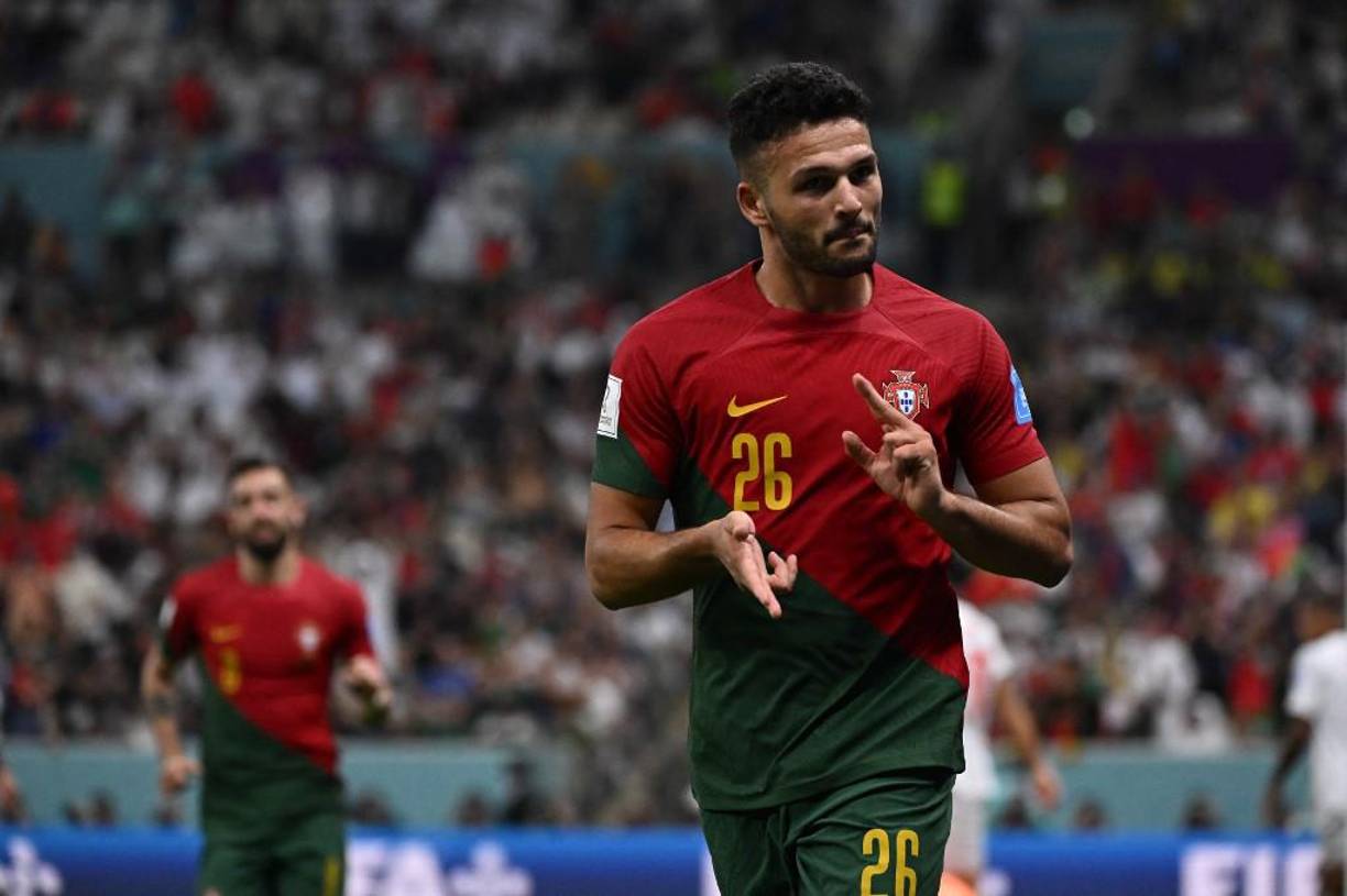 Acaba de cumplir 21 años y solo ha disputado tres partidos internacionales con la selección portuguesa, pero Gonçalo Ramos, suplente de <b>Cristiano</b> <b>Ronaldo</b> en la primera fase del torneo, marcó un triplete en la victoria por 6-1 contra Suiza en el choque de octavos de final.