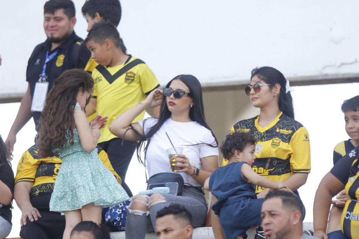 La novia de Cristin Cálix y la esposa de Benavídez, cautivaron con su presencia en el Olímpico.