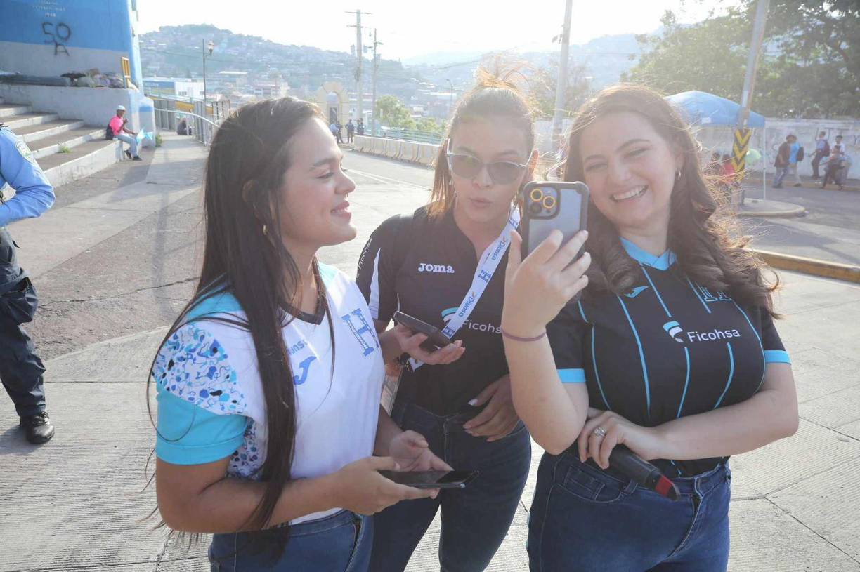 Las bellas hondureñas enamoraron y cautivaron a todos los aficionados que asistieron al Estadio Chelato Uclés.