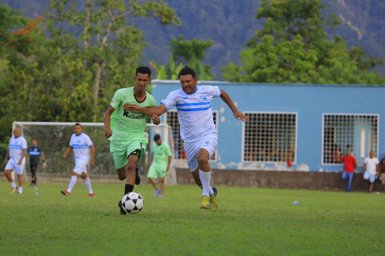 Jocón Reyes como en sus mejores épocas, buscando cubrir el balón ante la marca de un rival.