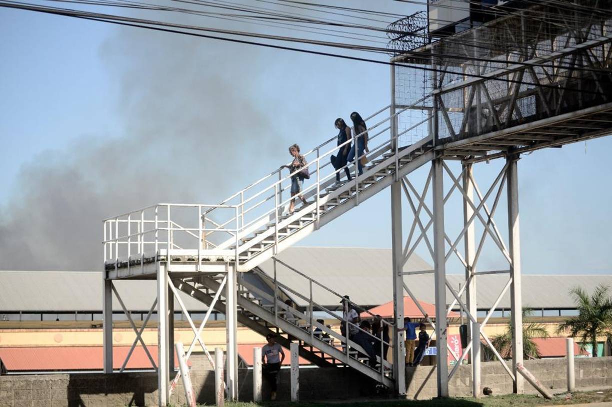 El puente en la cercanía de la terminal de buses también debe ser modernizado. Las mallas y la publicidad quitan visibilidad de afuera hacia adentro, lo que causa inseguridad al transeúnte.