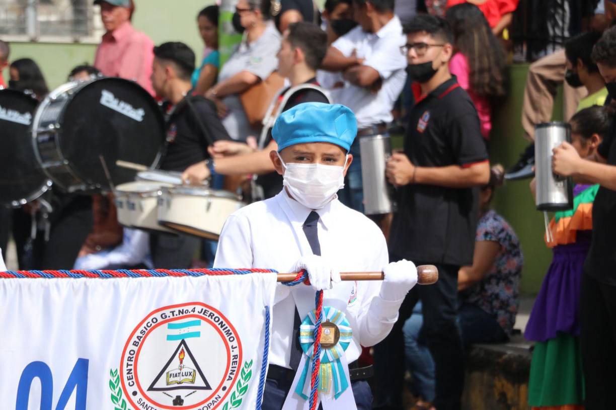 Luego los estudiantes de los centros educativos se lucieron con cuadros que resaltaron el folclore, tradiciones, gastronomía.