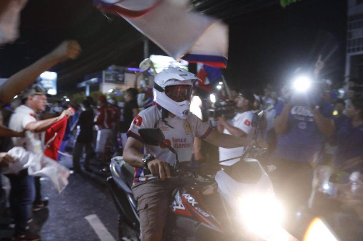 ¡Es una fiesta! Euforia en San Pedro Sula por el título de Olimpia