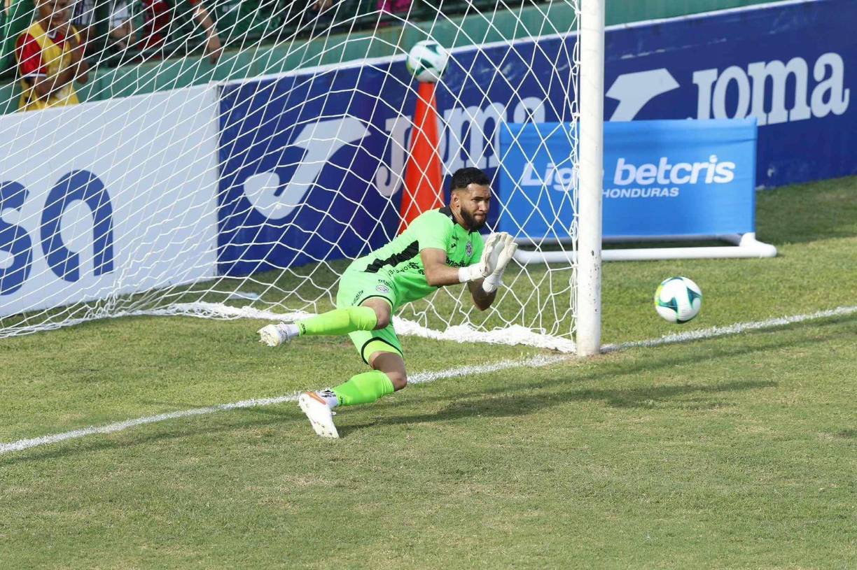 El mismo futbolista lo ejecutó, pero apareció la gran tapada de César Samudio para evitar la igualdad en el minuto 52.
