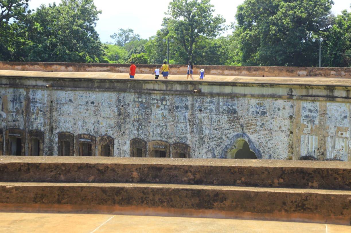 En sus playas y la Fortaleza de San Fernando, los turistas disfrutan la mezcla de paraíso natural e historia cultural. 