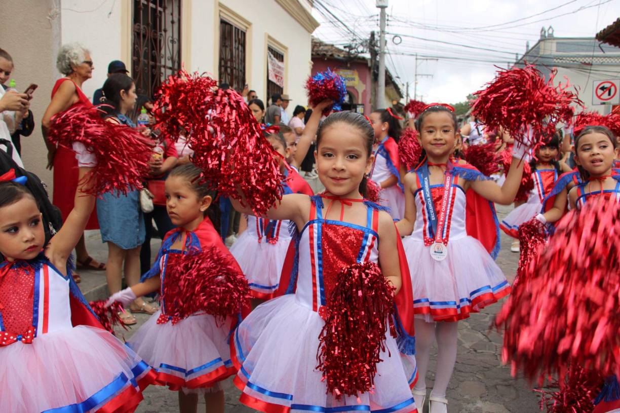 El color rojo, azul y blanco fueron los colores que engalanaron el cuerpo de las niñas pomponeras de los centros educativos en Santa Rosa de Copán.