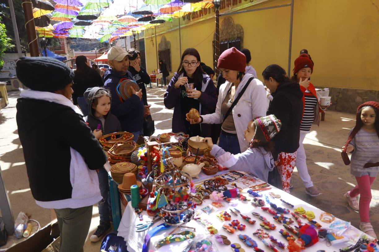 Para sorpresa de muchos, la mayoría de los esperanzanos, que se han caracterizado por su resistencia al frío, usaban abrigos y gorros.