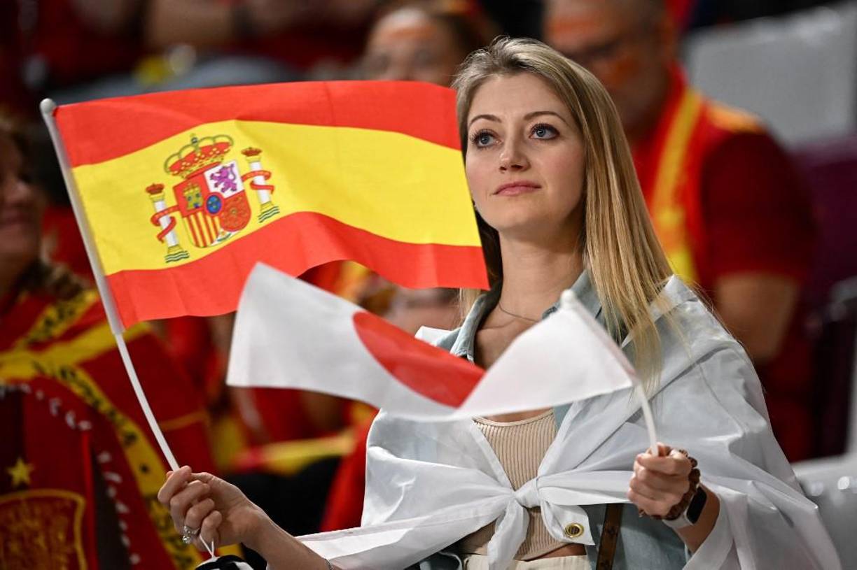 Las chicas de España cautivaron en las graderías y los japoneses pusieron el ambiente en el España vs Alemania.