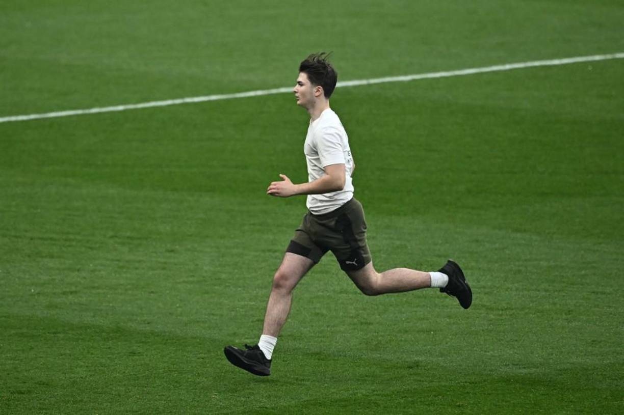 “Ahora, se va a sacar una foto con Vinicius Jr. Yo les voy contando... Y los de la Seguridad no se dan cuenta. Se va solo... Ahora entró otro por el córner”, revelaron.