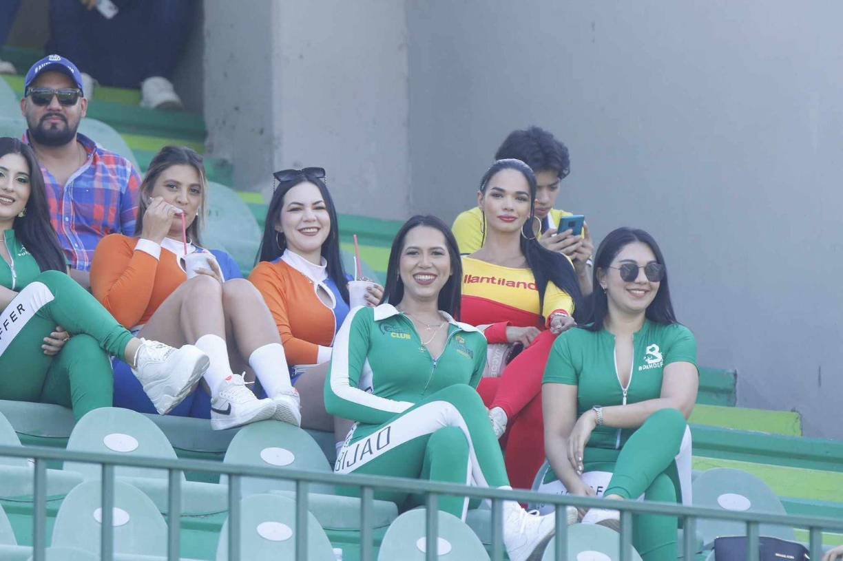 Las hermosas chicas engalanaron en la previa del duelo entre Marathón y el Olancho FC.