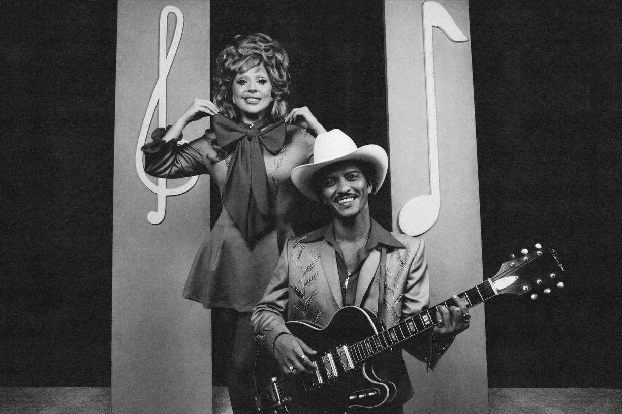 Lanzada en agosto de 2024, <b>“Die with a Smile” </b>comenzó su recorrido en el <b>Billboard Hot 100</b> cuando <b>debutó en el puesto número tres</b>. En noviembre de 2024, <b>la canción alcanzó el segundo lugar</b> antes de consolidarse finalmente como la más escuchada en enero.