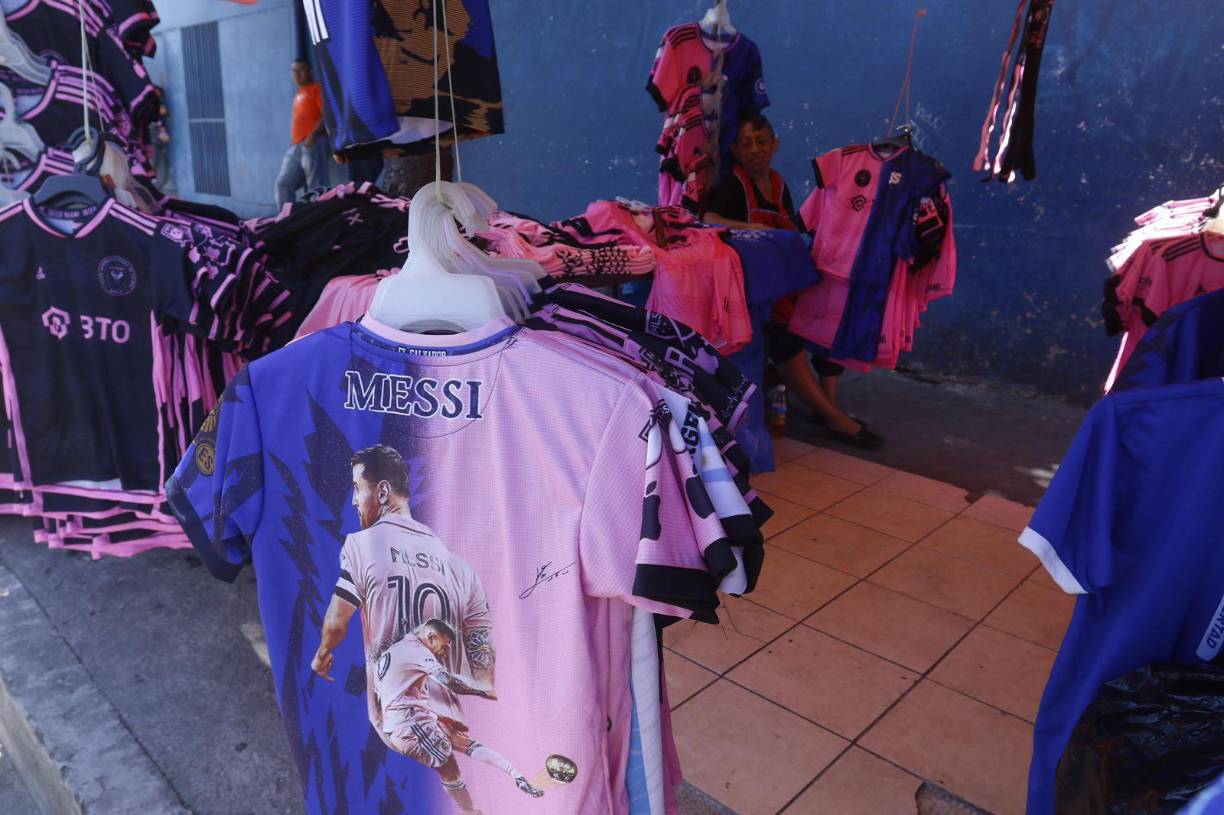 Asimismo, confirmó los precios de las camisetas de Lionel Messi en el mercado negro: están desde $12 hasta $17 en las inmediaciones del estadio Cuscatlán.