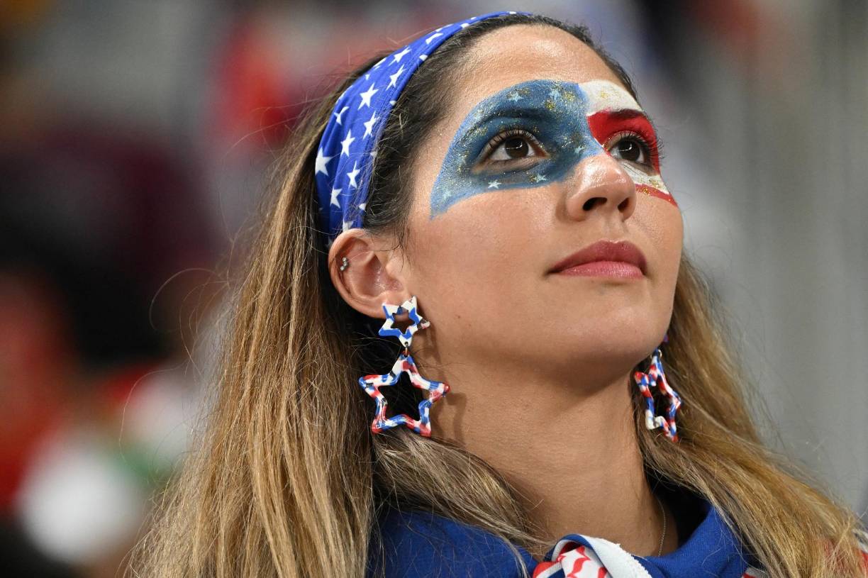 Bellas fanáticas apoyando a Estados Unidos, que busca clasificarse a octavos de final. 