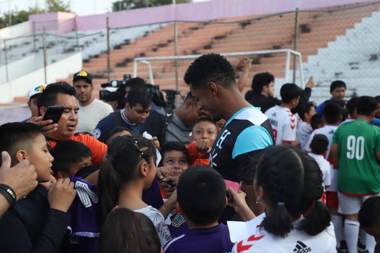 ‘Choco‘ Lozano también firmó autógrafos para los niños mexicanos que llegaron a conocerlos.