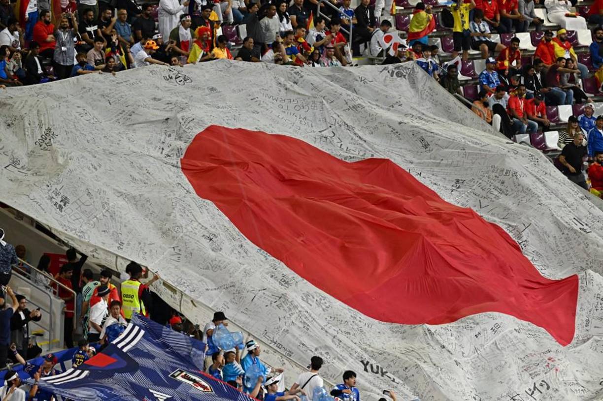 Lindas españolas y japoneses ponen el ambiente en Qatar