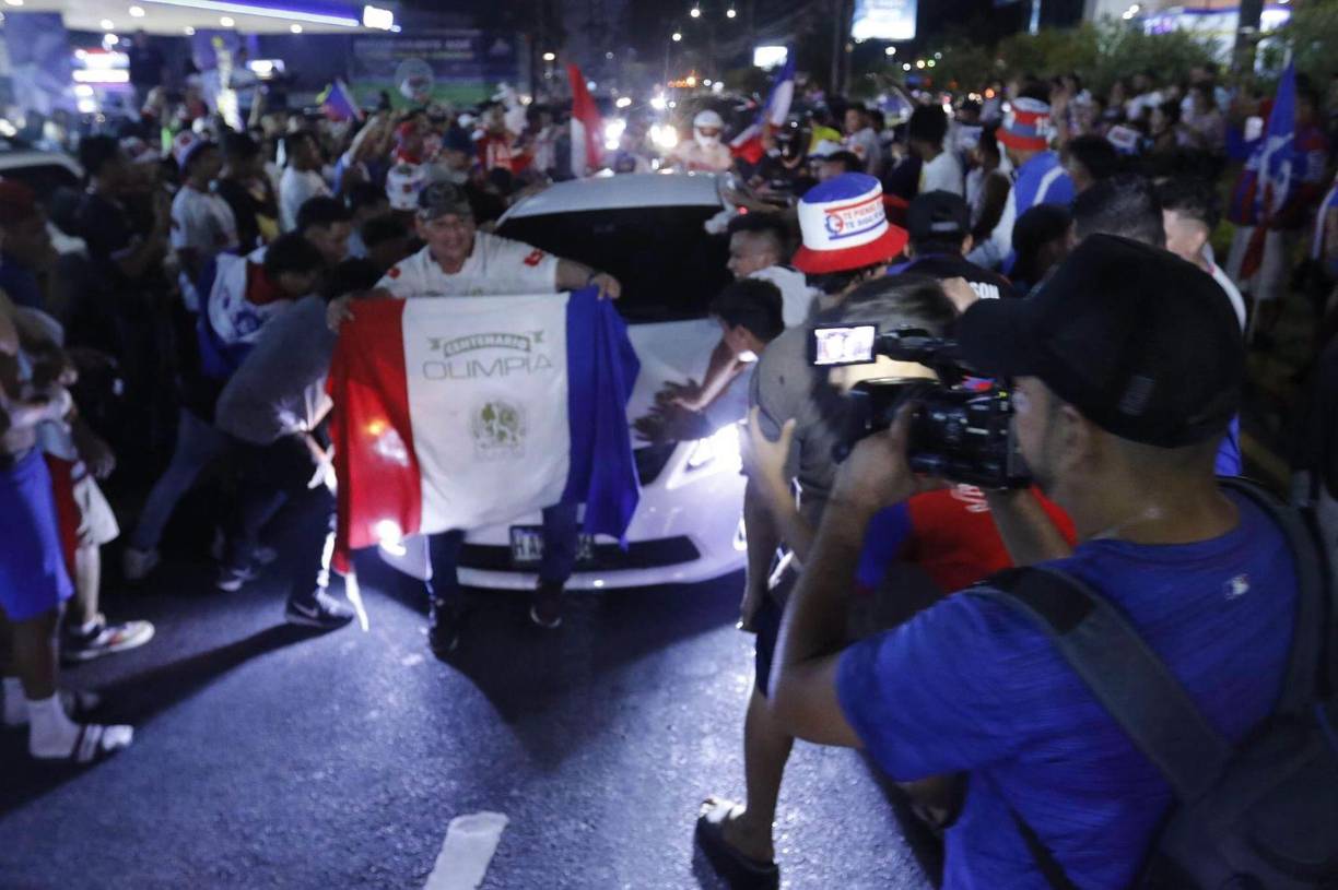 Cada auto que transitaba por la zona era de propiedad olimpista por unos instantes.